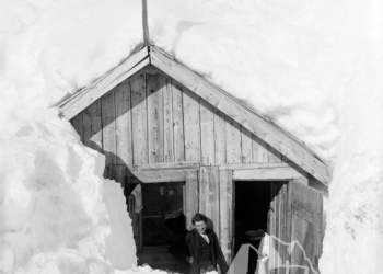 La baracchetta di A.A. Novello sommersa dalla neve sullo Spiz Spiz Zuel. Inverno 1916-1917