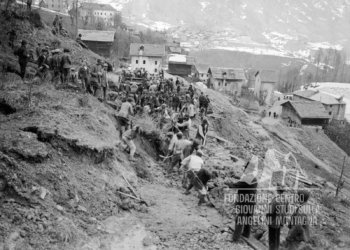 Sgombero di una frana sopra Pradel di Zoldo . 1917