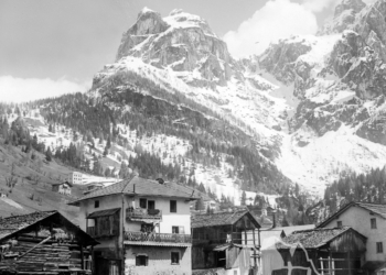 Case e tabià di Alleghe con sullo sfondo il Coldai. 1916.