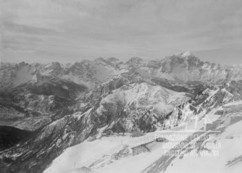 Baracche e reticolati del forte di Monte Rite, sullo sfondo le montagne della Val di Zoldo. 1915.