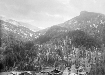Case di Vodo di Cadore con sullo sfondo il Becco di Cuzze e Forcella Ciandolada, dove transita la strada che porta a Zoppè di Cadore. 1917.