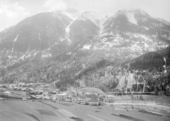 Vodo di Cadore con in basso il cimitero e sullo sfondo il Monte Rite, su cui sorgeva il forte corazzato. 1917.