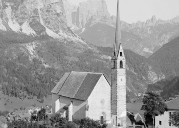 La chiesa di S. Floriano a Zoldo, sullo sfondo il Bosconero e la Val di Zoldo. 1916.