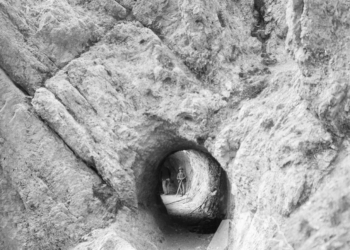 Galleria lungo la mulattiera dei Becchi d’Imposponda ad ovest di Forcella Piccola. 1917.