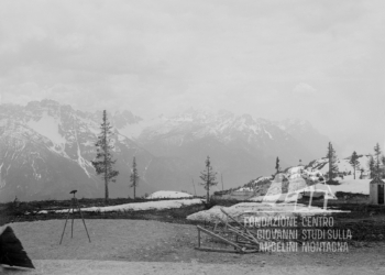 Visuale della catena Tudaio-Brentoni e degli Spalti di Toro dal forte di Col Vidal sopra Lozzo di Cadore. 1917.