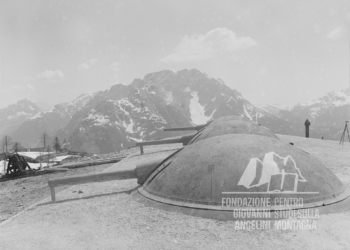 Tre delle quattro cupole corazzate Armstrong per cannoni da 149A del forte di Col Vidal, di fronte la catena Tudaio Brentoni.  Le bocche da fuoco sono state sostituite con dei tronchi di legno per ingannare l’osservazione aerea nemica. 1917.