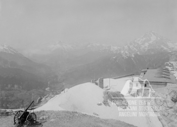 Batteria corazzata del forte del Tudaio con le quattro cupole per cannoni.  A sinistra si nota il frantoio che serviva a ridurre le pietre in ghiaia per la preparazione del calcestruzzo e in primo piano un cannone per la difesa ravvicinata. 1917.