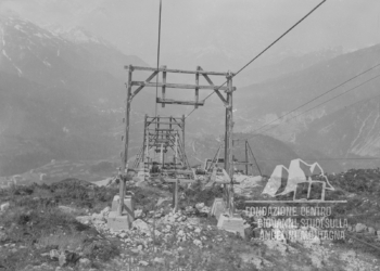 Cavallette delle teleferiche che collegavano Col de Poeca e Col Pramossei, sopra Laggio di Cadore, con la cima del Tudaio. 1917.