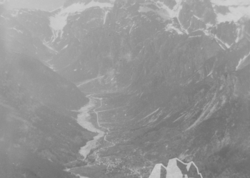 Auronzo e la Val d’Ansiei visti da Col Muto (m 1996), sotto la cima di M. Tudaio, dove erano state scavate postazioni in galleria per cannoni di medio calibro. 1917.