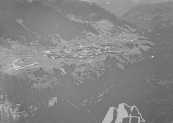 Vodo di Cadore visto dalla Val di Cuzze con la strada statale affiancata dalla decauville. 1917.