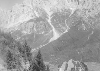 L’Antelao con i tornanti della strada per Bosco Nuovo e Forcella Salvella visti da Forcella Cuzze. 1917.