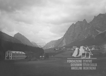 La frazione di Majon a Cortina, sullo sfondo il Pomagagnon e il Col Rosà. Si notano a destra i ruderi del Castel De Zanna, il Bagno Nuovo, la fabbrica di Angelo Apollonio e Hotel Des Alpes.1917.