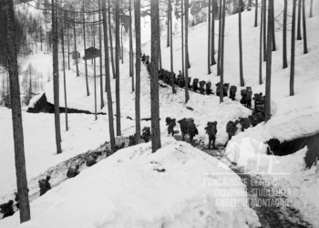 Soldati e portatrici in arrivo a Cornigian per i lavori della strada di Forcella Cibiana. 1917