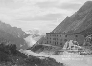 Il ricovero militare costruito negli anni 1903-05 sotto Forcella Piccola lungo la Linea Gialla e poi intitolato al Ten. degli Alpini Pietro Galassi. 1917.