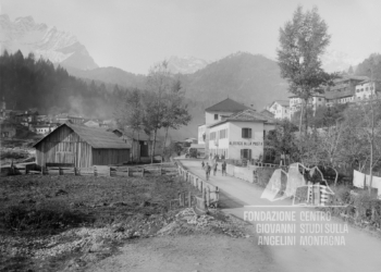 Albergo Posta a Forno di Zoldo, sullo sfondo lo Spiz Zuel. 1916.