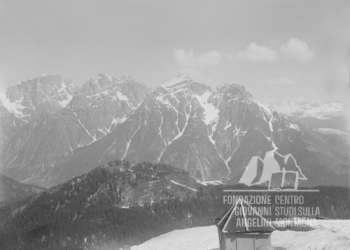 Dall’osservatorio di Col Vidal vista sul sottostante Pian dei Buoi con sullo sfondo l’Ajarnola e la Croda di Ligonto. 1917.