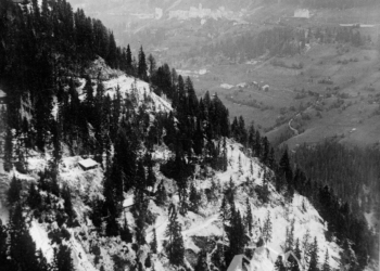 Gli effetti dei bombardamenti su Pieve di Livinallogo dall’osservatorio di Col da Daut. 1916.