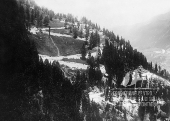 Col da Daut con la strada d’accesso alla batteria costruita su progetto di A.A.Novello e Pieve di Livinallongo sullo sfondo. 1916.