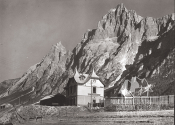 Stazione ferroviaria di San Vito di Cadore e la Croda Marcora. Inizi '900.