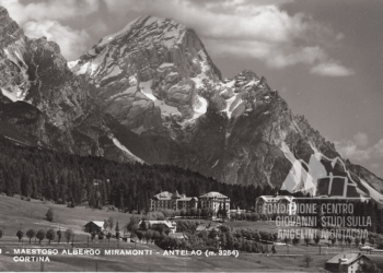 Majestic Hotel Miramonti a Cortina e sullo sfondo l'Antelao. Anni '50.