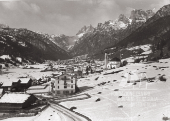 Auronzo di Cadore e le Tre Cime di Lavaredo sullo sfondo. Anni '50.
