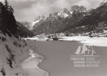 Il Lago di Santa di Caterina ghiacciato, Auronzo di Cadore e le Tre Cime di Lavaredo sullo sfondo. Anni '50.
