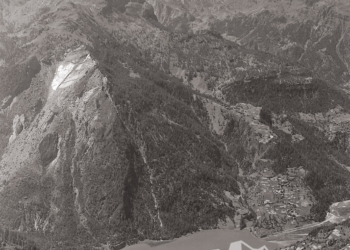 Allghe, il Lago di Alleghe e il Monte Piz dal Civetta. Anni '50.