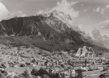 Cortina d'Ampezzo, sullo sfondo l'Antelao e il Sorapiss. Anni '60