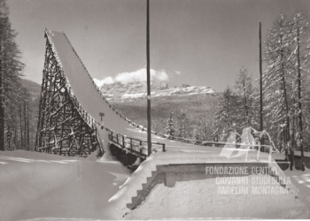 Il trampolino Zuel a Cortina d'Ampezzo, sullo sfondo la Croda da Lago. Anni '50.