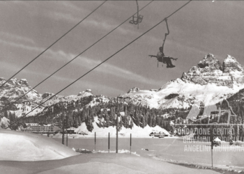 Il lago di Misurina ghiacciato e la seggiovia del Col di Varda, sullo sfondo le Tre Cime di Lavaredo. Anni '50-'60.