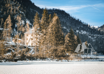 Danni provocati dalla tempesta Vaia presso i Lago di Alleghe, con il lago ghiacciato.