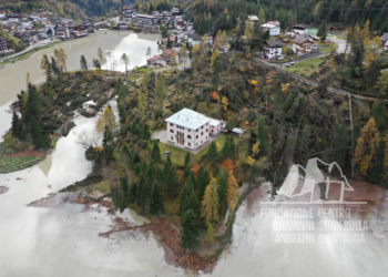 Danni provocati dalla tempesta Vaia presso il Lago di Alleghe.