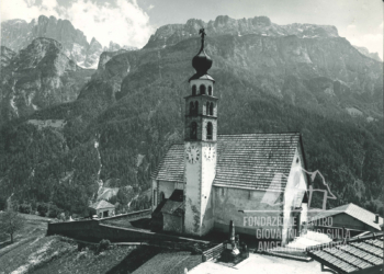 San Tomaso Agordino con il Pelsa e il Civetta sullo sfondo. Anni '60
