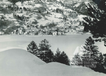 Alleghe e il Lago di Alleghe dalle pendici del Monte Piz. Anni '60.