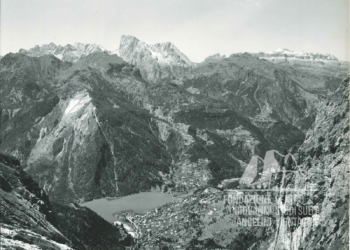 Alleghe e il Lago di Alleghe con la Marmolada sullo sfondo dalla zona del Coldai. Anni '60.