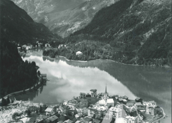Alleghe, il Lago di Alleghe, Masarè e San Tomaso Agordino da sopra Alleghe. Anni '60.