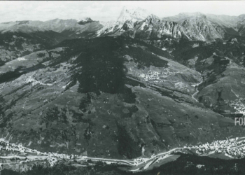 Panoramica del Comelico, con i paesi di Santo Stefano, Campolongo e San Pietro e la Valle del Piave. Anni '60.