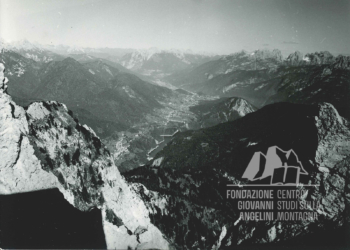 Panoramica della Valle del Boite, il Lago di Valle di Cadore, Valle di Cadore, Tai di Cadore dal Monte Rite. 1972.