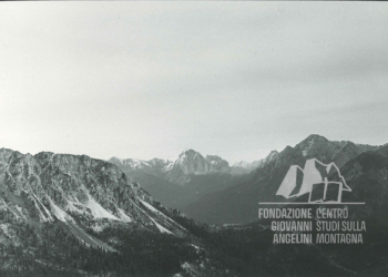 Panorama dal Monte Zovo verso la Val Visdende e il Peralba, con in basso Forcella Zovo, presidiata nel 1915 dal 16° Btg. della Regia Guardia di Finanza. Anni '70.