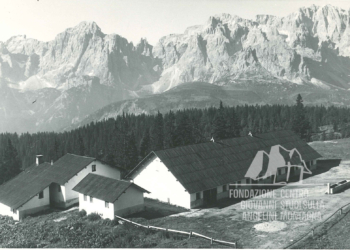 Casera Coltrondo, sullo sfondo il Popera e il Passo di Monte Croce Comelico. Anni '60.