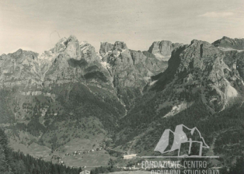 I Monti Cernera e Corvo Alto dal Monte Fernazza. 1956.