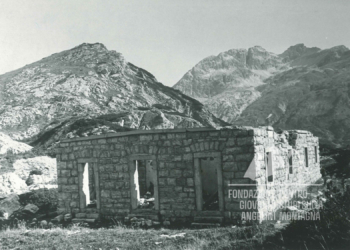 I ruderi del ricovero militare di Forcella Moschesin, progettato nel 1910 per stornare possibili aggiramenti nemici tra Agordino e Zoldano. Anni '60.