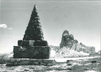 La Piramide Carducci presso il memoriale di Monte Piana. 1972.