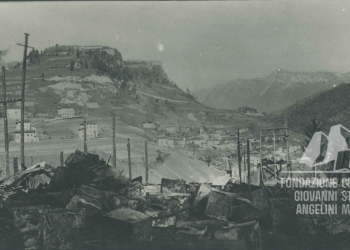 La stazione d’arrivo della teleferica a Maias. Sullo sfondo il forte di Monte Ricco e, in basso, il paese di Sottocastello. 1915-1918.