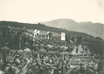 Celebrazione della Messa su prati coltivati nei pressi di Calalzo. 1915.