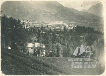 Calalzo con i baraccamenti militari e i campi coltivati sui pendii di Grea durante il conflitto. A sinistra spicca la chiesetta sconsacrata di S. Francesco d’Orsina trasformata in polveriera. 1915-1918.