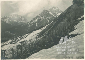 Reticolati militari a Forcella Zovo, sullo sfondo i monti Peralba e Rinaldo. 1917.