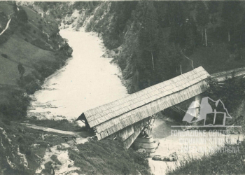 Il ponte coperto di Vallesella sul Piave utilizzato da molti nostri reparti in ritirata da Lorenzago nel novembre 1917 in seguito all’intempestivo sabotaggio di Ponte Nuovo presso Pelos. 1915-1918.