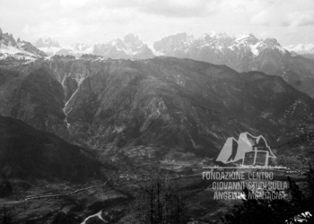 Lorenzago di Cadore, Lozzo di Cadore, il Pian dei Buoi e le Tre CIme di Lavaredo sullo sfondo dalla zona del Col della Croce. Anni '30.