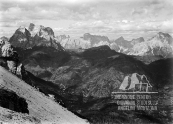 La Val di Zoldo e i monti Punta, Penna, Pelmo e Antelao dalle Cime di Gardesana. Anni '30.